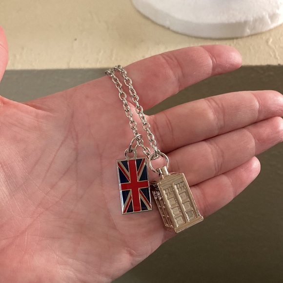 😎3/$10 🆕💙Dr Who- Tardis and Union Jack Necklace - Picture 6 of 7